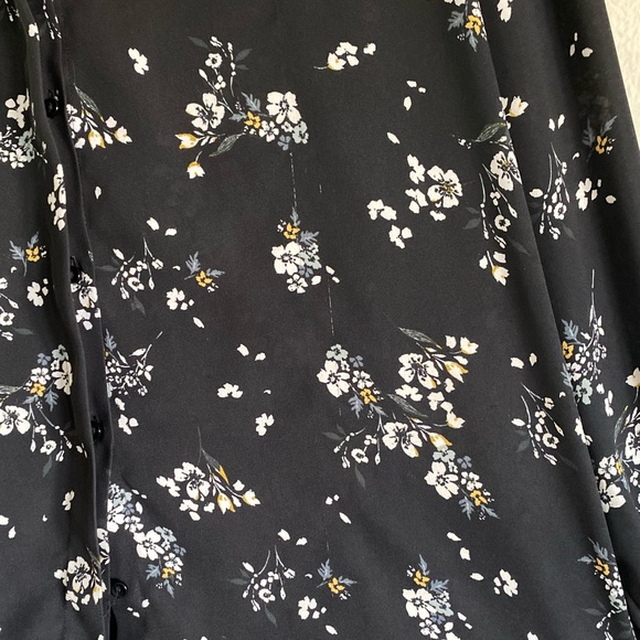 Delicate Floral Pattern Button-up Top - Picture 7 of 12